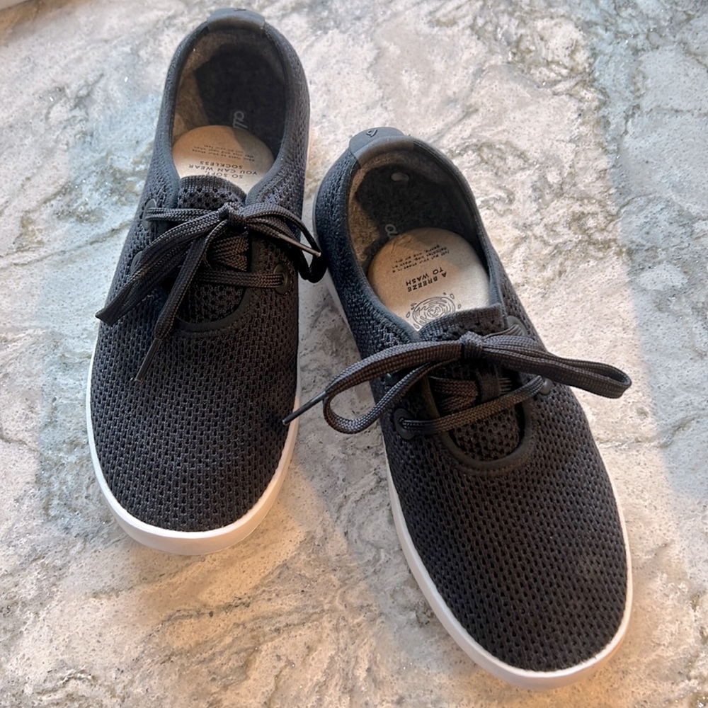 Woman’s tree skippers Allbirds navy/night size 8 new with box… Never worn